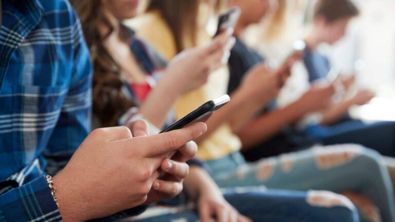 Digital Addiction: भारत की युवा पीढ़ी डिजिटल लत की गिरफ्त में, सरकार ने उठाए सख्त कदम