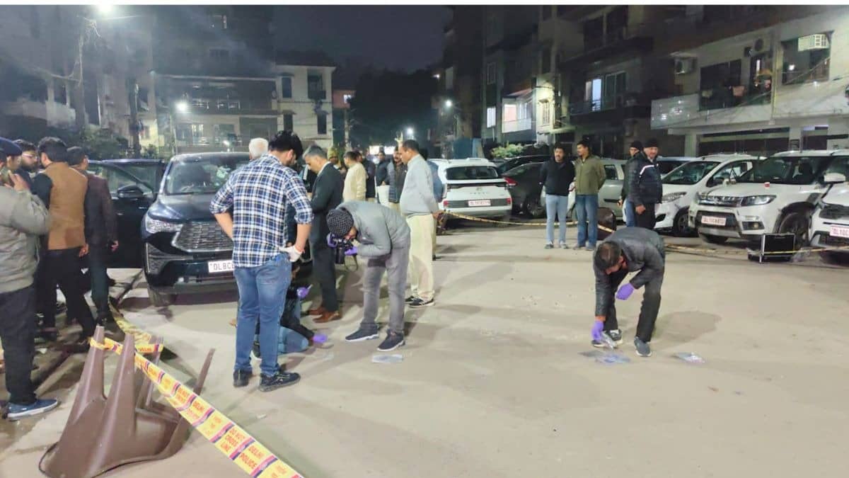 Delhi Firing: ताबड़तोड़ 24 राउंड फायरिंग से दहला रोहिणी का ये एरिया, बदमाशों का तांडव; पूरे इलाके में दहशत का माहौल