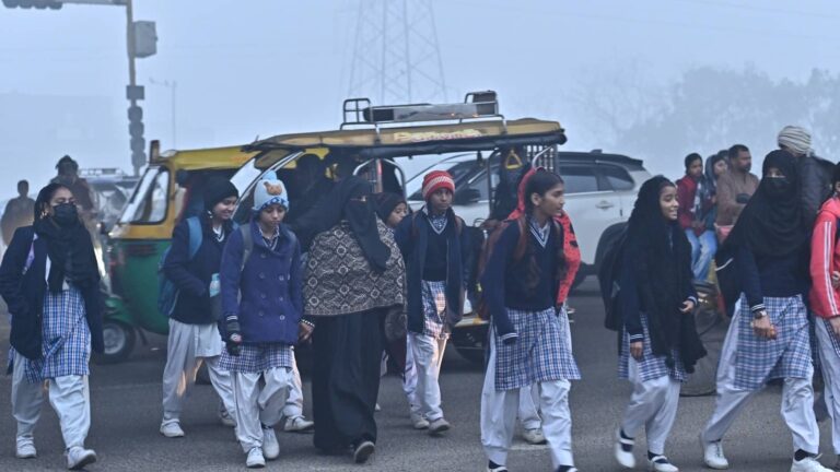 School Closure: गाजियाबाद में 12वीं तक के स्कूलों में 4 जनवरी तक अवकाश घोषित, DIOS ने जारी किया आदेश