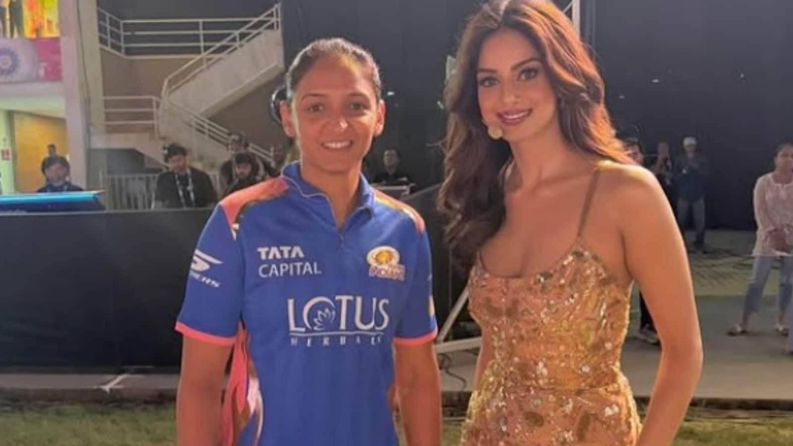 Harnaaz Sandhu: हरनाज संधू ने किया विमेंस प्रीमियर लीग का उद्घाटन, हरमनप्रीत कौर संग शेयर की खास तस्वीर