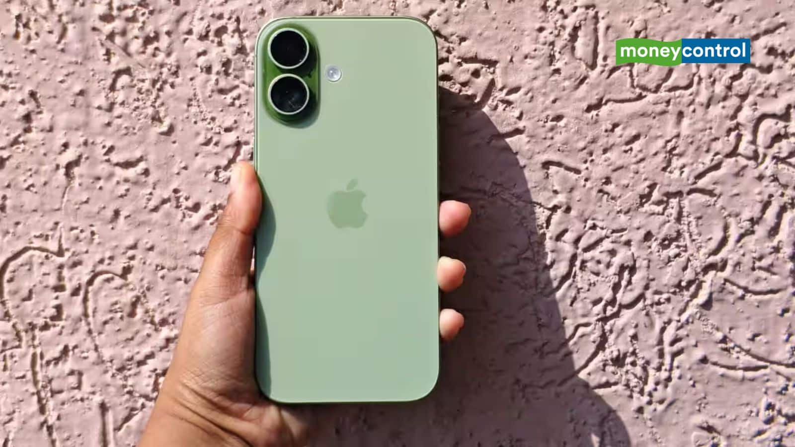 स्मार्टफोन कंपनियां बढ़ा रहीं दाम, लेकिन Apple ने खेला नया दांव; ऐसे बढ़ाएगी iPhone 17 की बिक्री