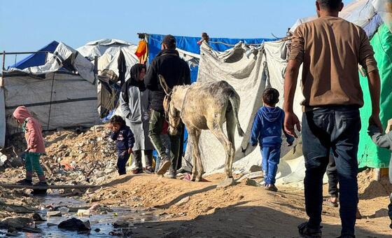 ग़ाज़ा: राहत प्रयासों पर मौसम की मार, बारिश व तूफ़ान से आश्रय स्थलों को नुक़सान