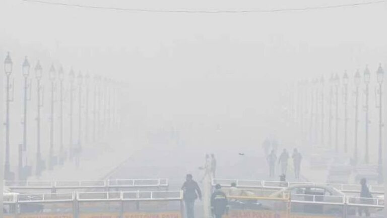 IMD: ठंड से कांपी राजधानी, 3 डिग्री पहुंचा तापमान, कई राज्यों में मूसलाधार बारिश की चेतावनी; पहाड़ों पर बर्फबारी से उत्तर भारत में कड़ाके की ठंड
