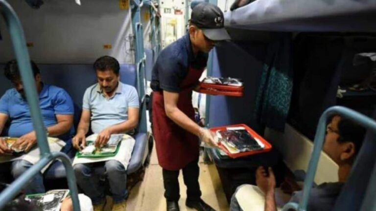 ट्रेन में खाने-पीने की कीमतें अब होंगी पूरी तरह पारदर्शी, QR कोड से मिलेगी तुरंत जानकारी