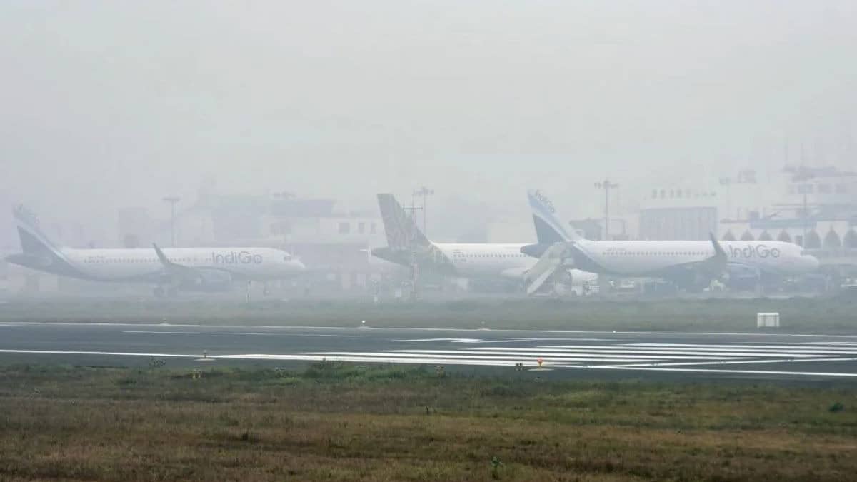 थोड़ी राहत के बाद फिर आफत! घने कोहरे की चादर में लिपटी राजधानी दिल्ली,फ्लाइट ऑपरेशन प्रभावित; इंडिगो ने जारी की एडवाइजरी