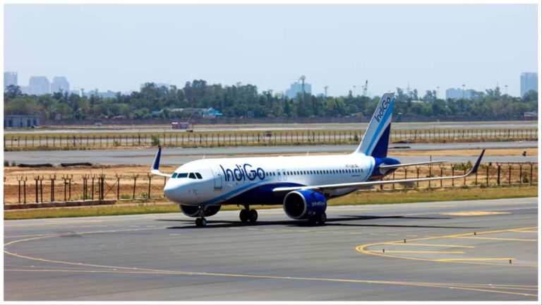 Indigo: 'प्लेन में बम है...', धमकी के बाद इंडिगो की फ्लाइट की लखनऊ में इमरजेंसी लैंडिंग