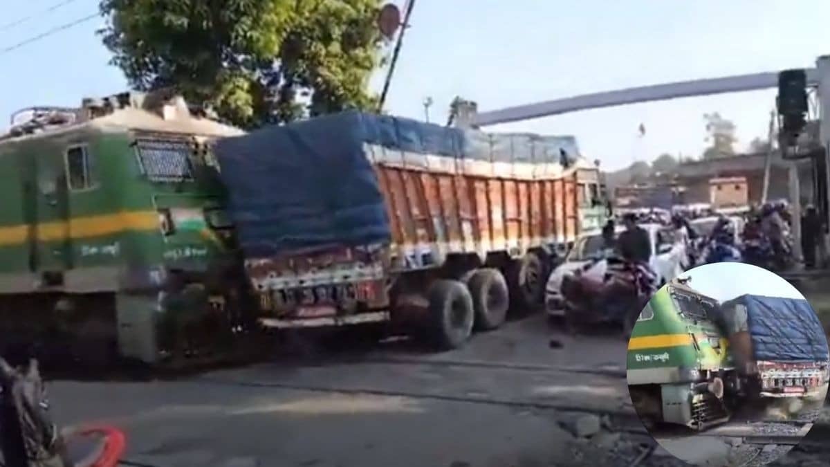 VIDEO: झारखंड में रेलवे क्रॉसिंग पर गोंडा-आसनसोल एक्सप्रेस की ट्रक से भीषण टक्कर के बाद रुकी ट्रेन, सैकड़ों यात्रियों की बची जान