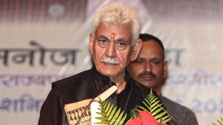 जम्मू-कश्मीर में LG मनोज सिन्हा का बड़ा एक्शन, आतंकी कनेक्शन के आरोप में 5 सरकारी कर्मचारियों को किया बर्खास्त