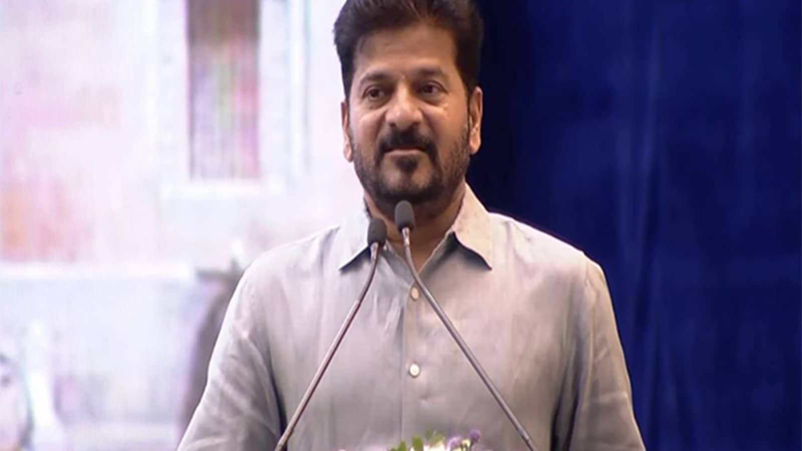 गाय की पूजा करते-करते सीएम ने बॉडीगार्ड को जड़ा थप्पड़, देखते रह गए लोग, तेलंगाना सीएम रेवंत रेड्डी का नया VIRAL VIDEO