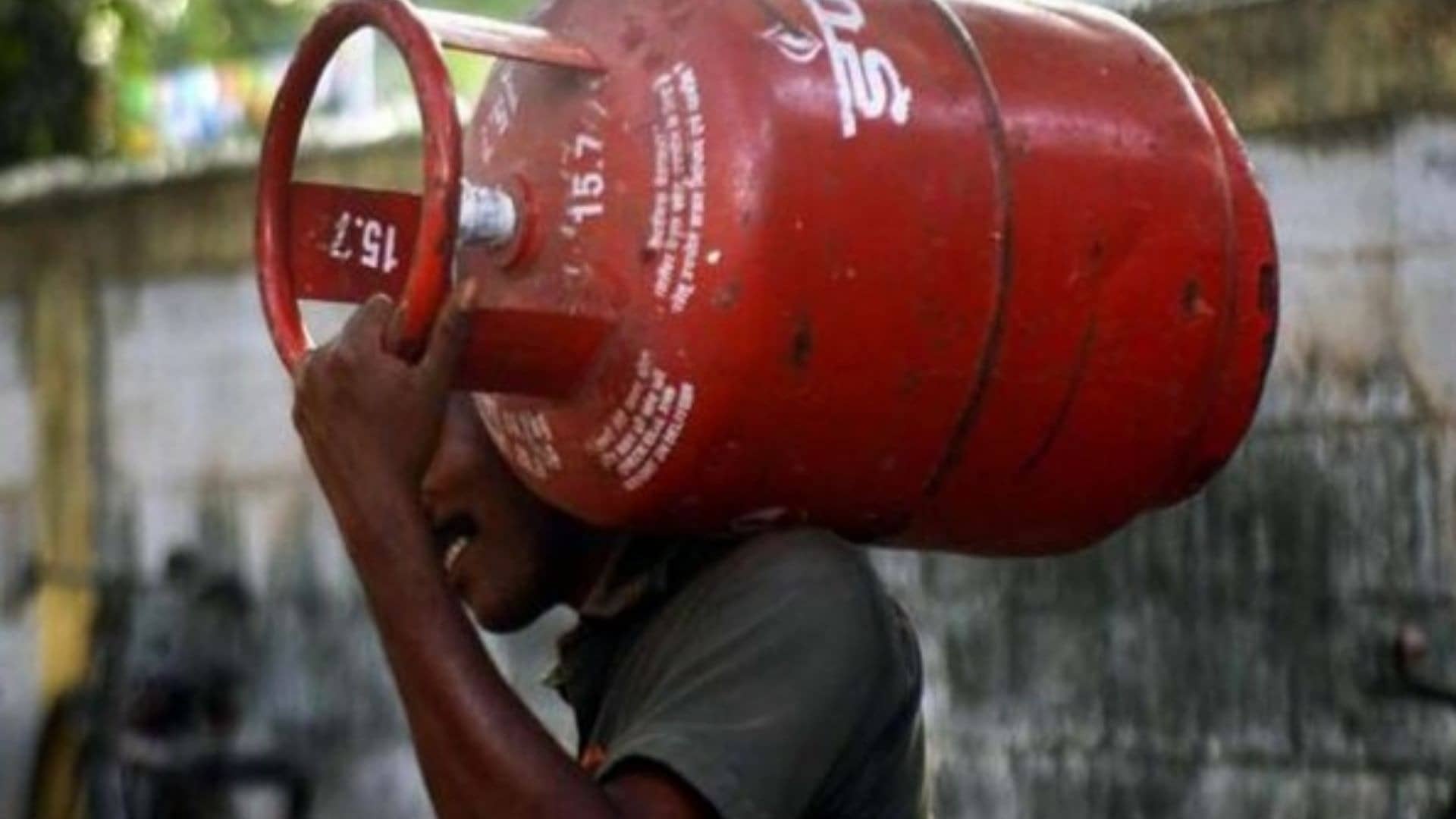 LPG Cylinder Price: नए साल के पहले दिन महंगाई का बड़ा झटका, LPG सिलेंडर के बढ़े दाम, 111 रुपये हुआ महंगा