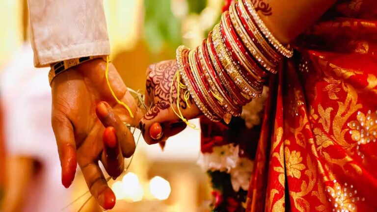 बच्चों ने की 'लव मैरिज' तो घर वालों का हुक्का पानी बंद! MP के गांव का तानाशाही फरमान