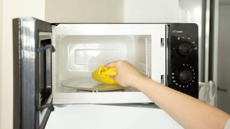 Kitchen Cleaning Hacks: आधे नींबू से करें किचन की सफाई, मिनटों में चमकेगी माइक्रोवेव और छलनी