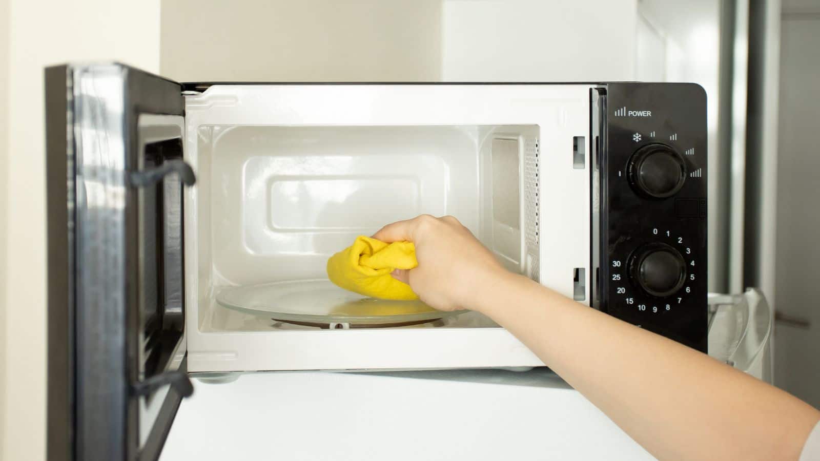 Kitchen Cleaning Hacks: आधे नींबू से करें किचन की सफाई, मिनटों में चमकेगी माइक्रोवेव और छलनी