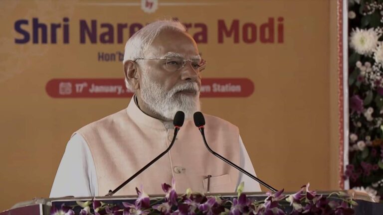 Vande Bharat: पीएम मोदी ने देश की पहली 'वंदे भारत' स्लीपर ट्रेन को दिखाई हरी झंडी, बोले- 'बंगाल की प्रगति को गति देने का अभियान और तेज हुआ'