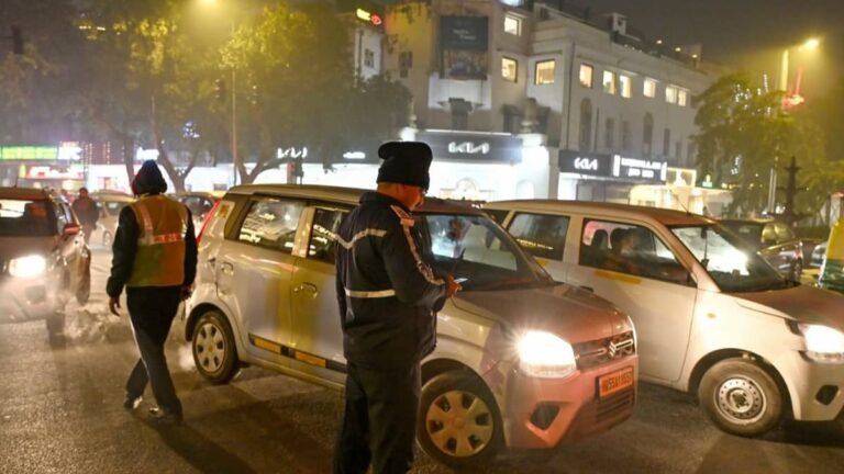 दिल्लीवालों ने रात में की जमकर पार्टी, नशे में गाड़ी चलाने पर 868 लोगों के कटे चालान; चप्पे-चप्पे पर दिखी ट्रैफिक पुलिस