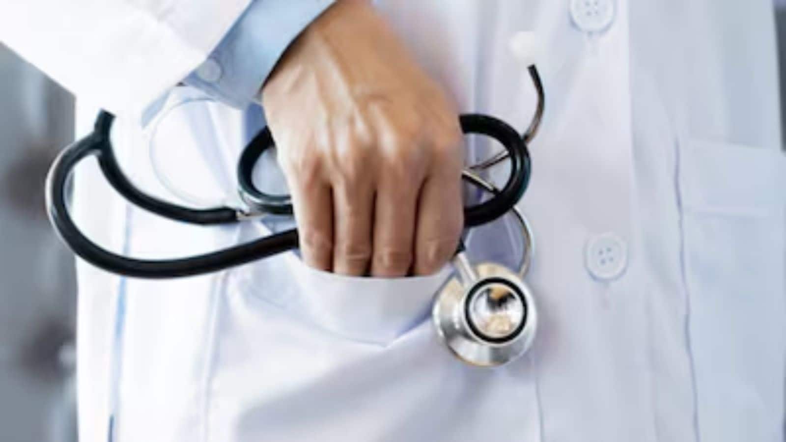 NEET-PG 2025: अब माइनस स्कोर वाले भी बन सकेंगे स्पेशलिस्ट डॉक्टर! NEET-PG की कट-ऑफ में ऐतिहासिक गिरावट; जानिए क्या है असली वजह?