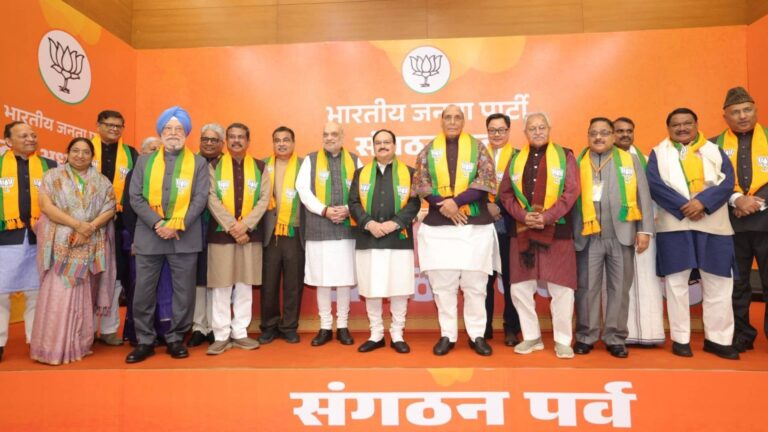 Nitin Nabin: नितिन नबीन की ताजपोशी शुरू, राजनाथ-शाह-नड्डा समेत BJP के दिग्गजों की मौजूदगी में अध्यक्ष पद के लिए भरा नामांकन
