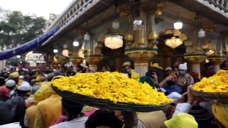 Basant Panchami at Nizamuddin Dargah:हजरत निजामुद्दीन की दरगाह पर दिखता है बसंत पंचमी निराला रूप, 700 साल से चली आ रही है परंपरा