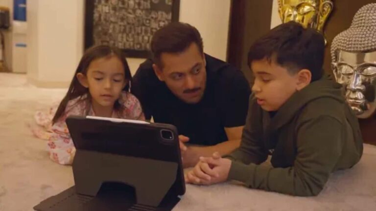 Salman Khan: सलमान खान ने गणतंत्र दिवस पर बच्चों के साथ साझा किया देशभक्ति का खास पल, भांजे-भांजी को दिखाया 'मातृभूमि' गाने का वीडियो