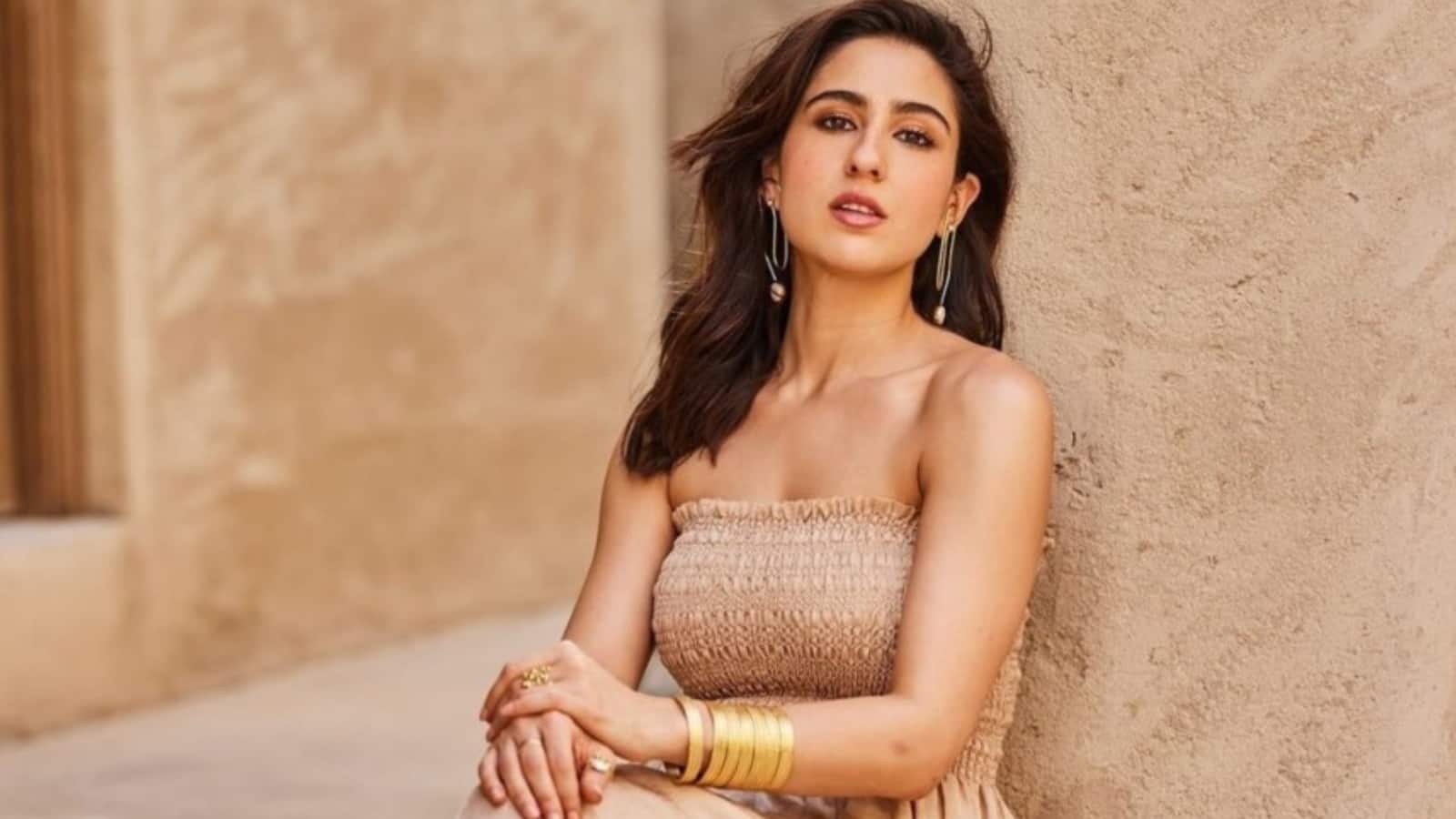 Sara Ali Khan: ऑरी के साथ कॉन्ट्रोवर्सी के बीच नजर आईं सारा अली खान,  हाथ जोड़कर किया नमस्ते
