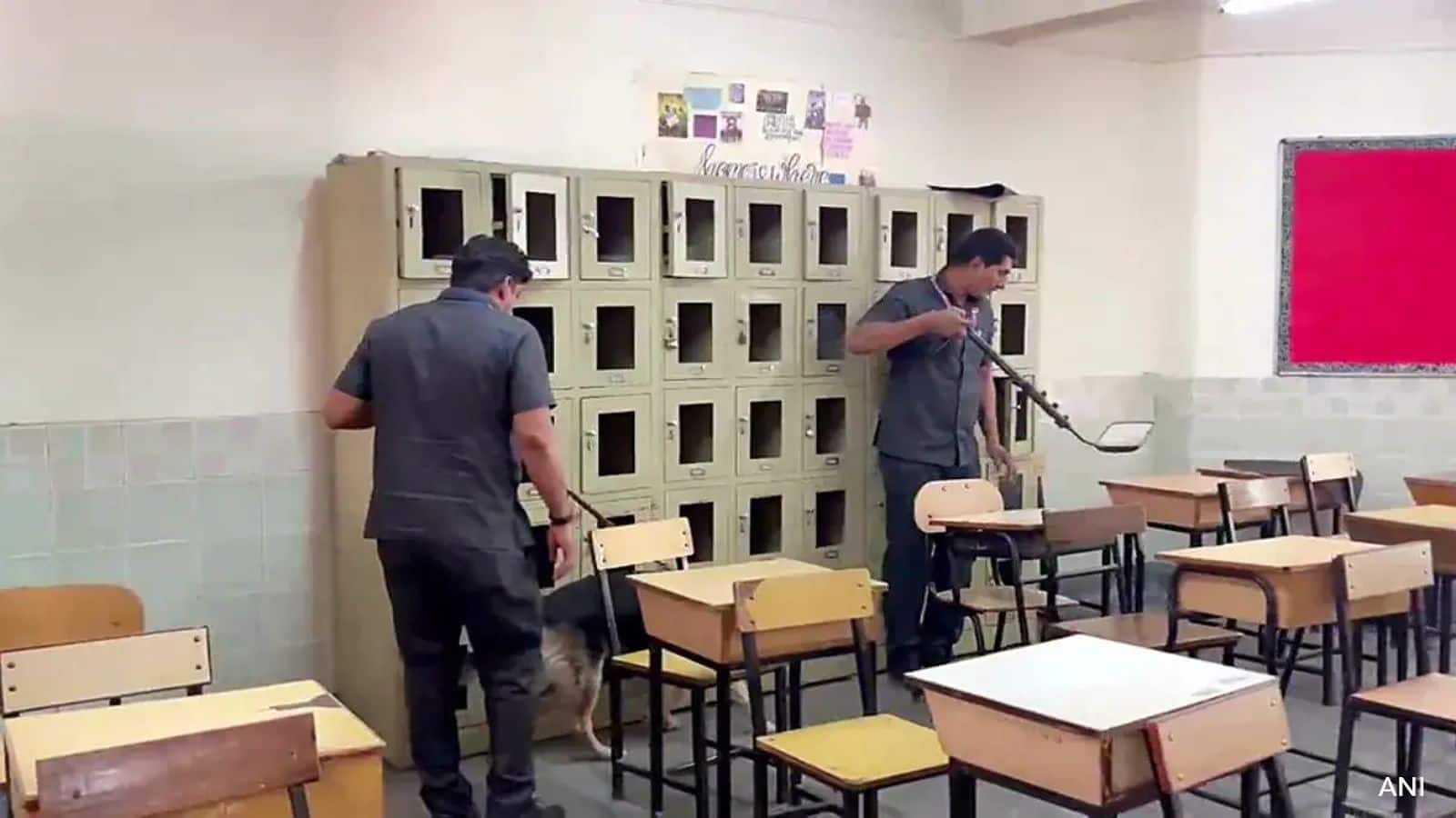 Bomb Threat: दिल्ली के 5 स्कूलों में बम से उड़ाने की धमकी! ईमेल मिलने से मचा हड़कंप, हाई अलर्ट पर पुलिस