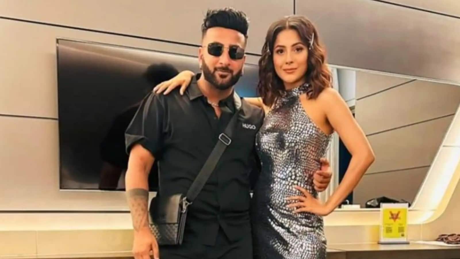 Shehnaaz Gill: शहनाज गिल ने न्यू ईयर पर भाई शहबाज बदेशा के साथ किया प्रैंक, वीडियो देख फैंस के पेट में हुआ दर्द