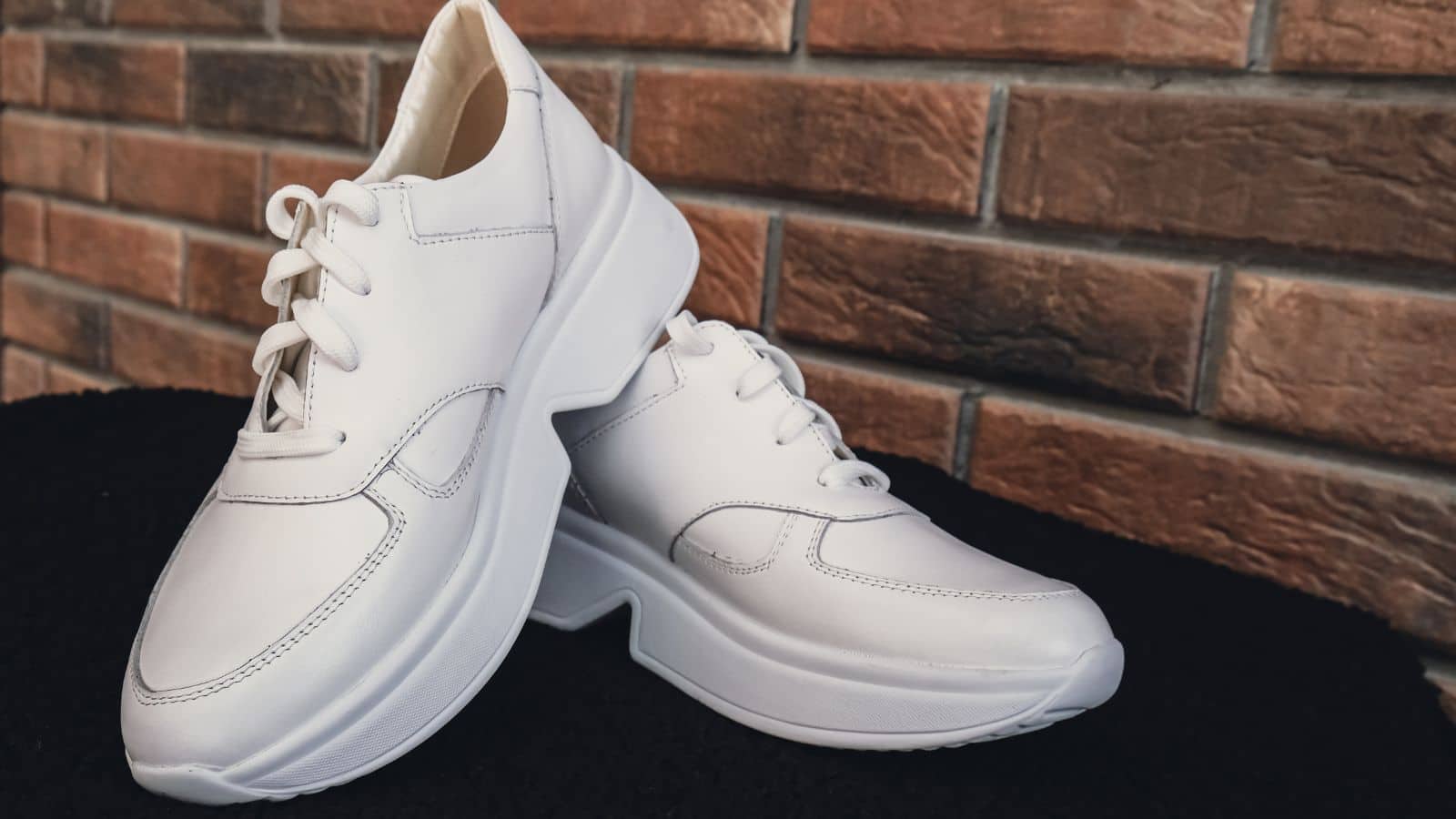 Tips and Tricks: गंदे सफेद जूते मिनटों में हो जाएंगे नए जैसे, अपनाएं ये देसी और सस्ते नुस्खे