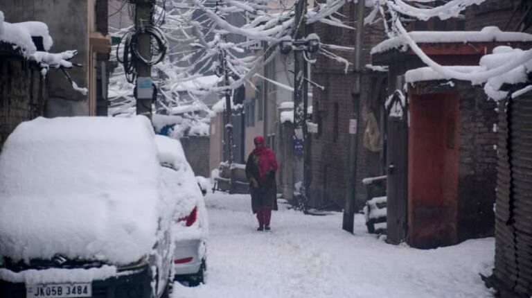 Kullu-Manali: बर्फबारी बनी आफत... मनाली में 24 घंटे से फंसे हैं हजारों पर्यटक, लगा लंबा ट्रैफिक जाम