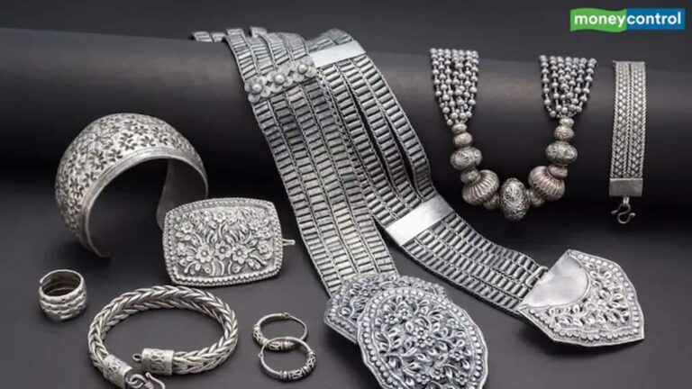 Silver Price Crash: एमसीएक्स पर करीब 15% फिसला सिल्वर, क्यों आई इतनी ज्यादा गिरावट?
