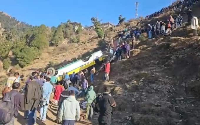 Sirmaur Road Accident: हिमाचल प्रदेश में बड़ा हादसा, खाई में गिरी बस...8 यात्रियों की मौत