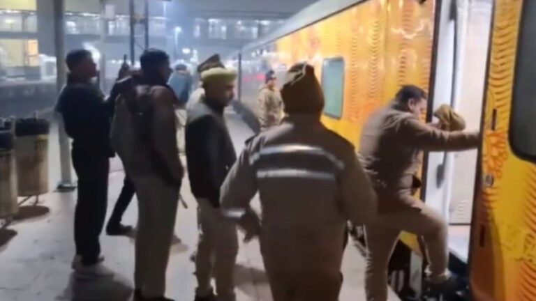 दिल्ली से पटना जा रही तेजस राजधानी को बम से उड़ाने की धमकी से मचा हड़कंप, मौके पर पहुंचा बम निरोधक दस्ता, 30 मिनट रुकी रही ट्रेन