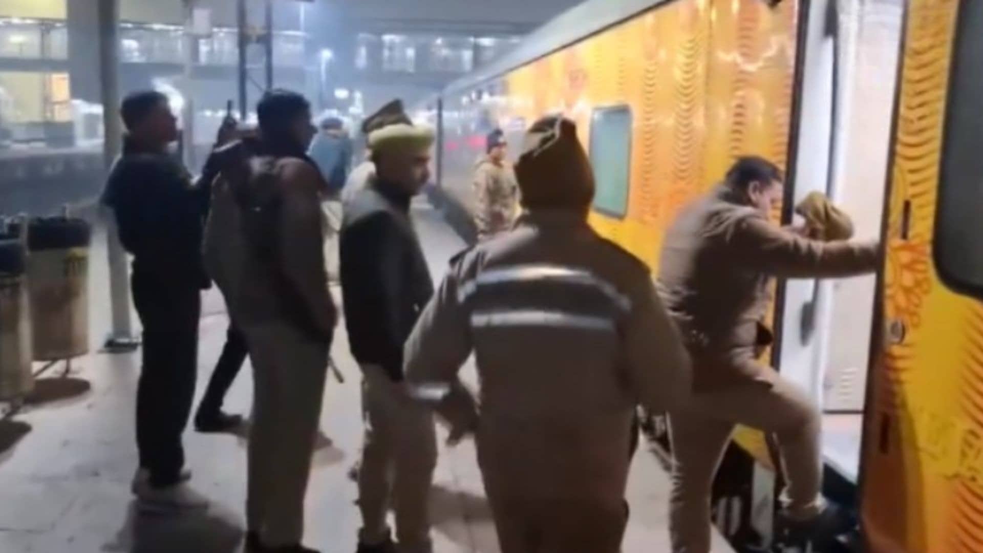 दिल्ली से पटना जा रही तेजस राजधानी को बम से उड़ाने की धमकी से मचा हड़कंप, मौके पर पहुंचा बम निरोधक दस्ता, 30 मिनट रुकी रही ट्रेन