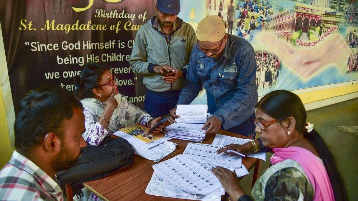 UP SIR Draft Voter List: यूपी में कटेंगे 2.89 करोड़ नाम, जारी हुई SIR की ड्राफ्ट लिस्ट; आपका वोट तो नही कटा? ऐसे करें चेक