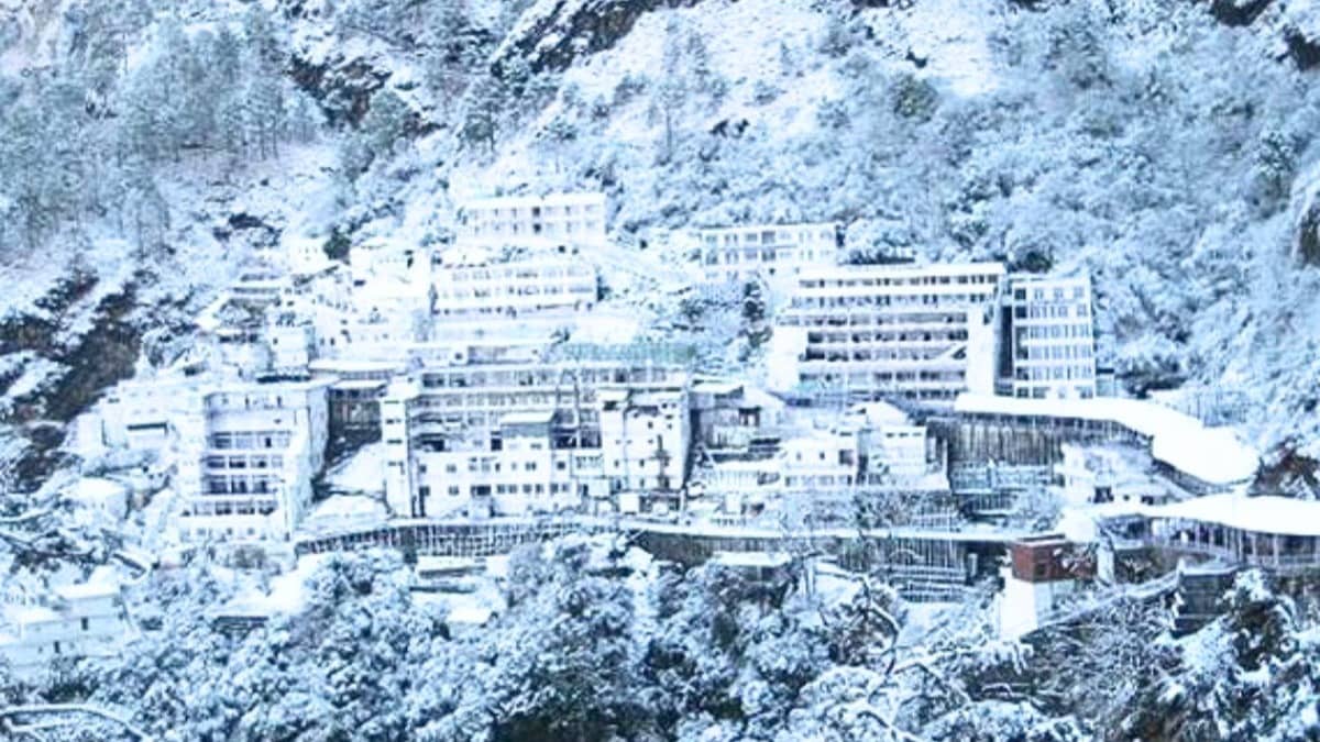 Vaishno Devi Snowfall: बर्फबारी और भारी बारिश के चलते रोकी गई वैष्णों देवी यात्रा, नए रजिस्ट्रेशन भी बंद