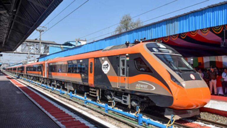 Vande Bharat Sleeper Train: देश की पहली वंदे भारत स्लीपर ट्रेन, हाई-स्पीड सफर और लग्जरी सुविधाओं की पूरी डिटेल जानें