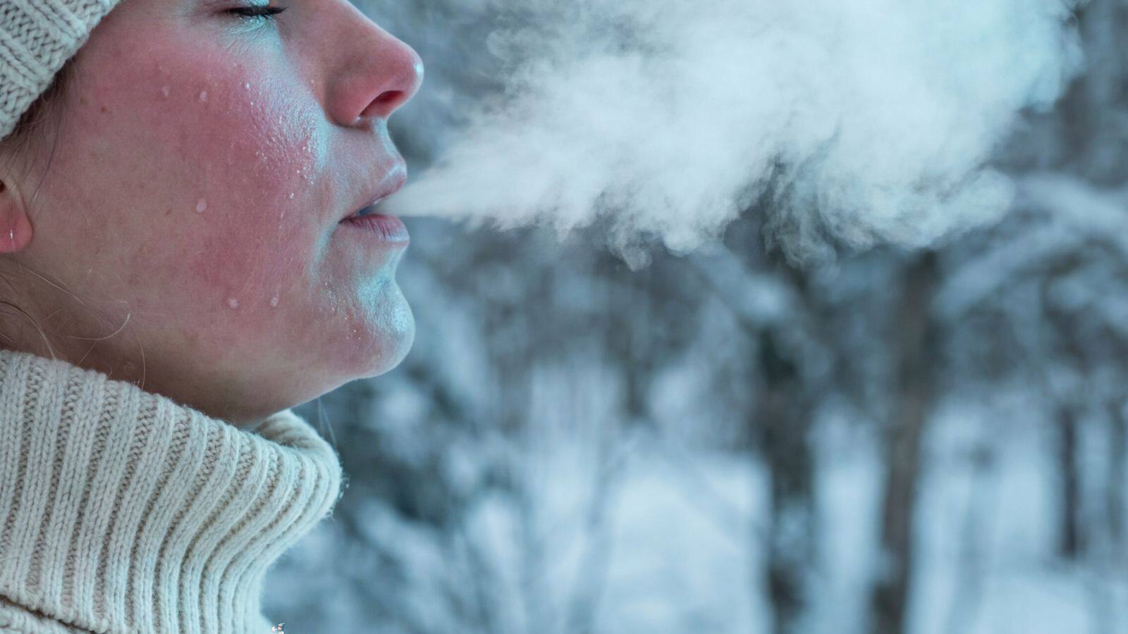 फूंक मारते समय मुंह से निकलता धुआं, जानें क्यों ठंड में दिखाई देता है और गर्मियों में नहीं