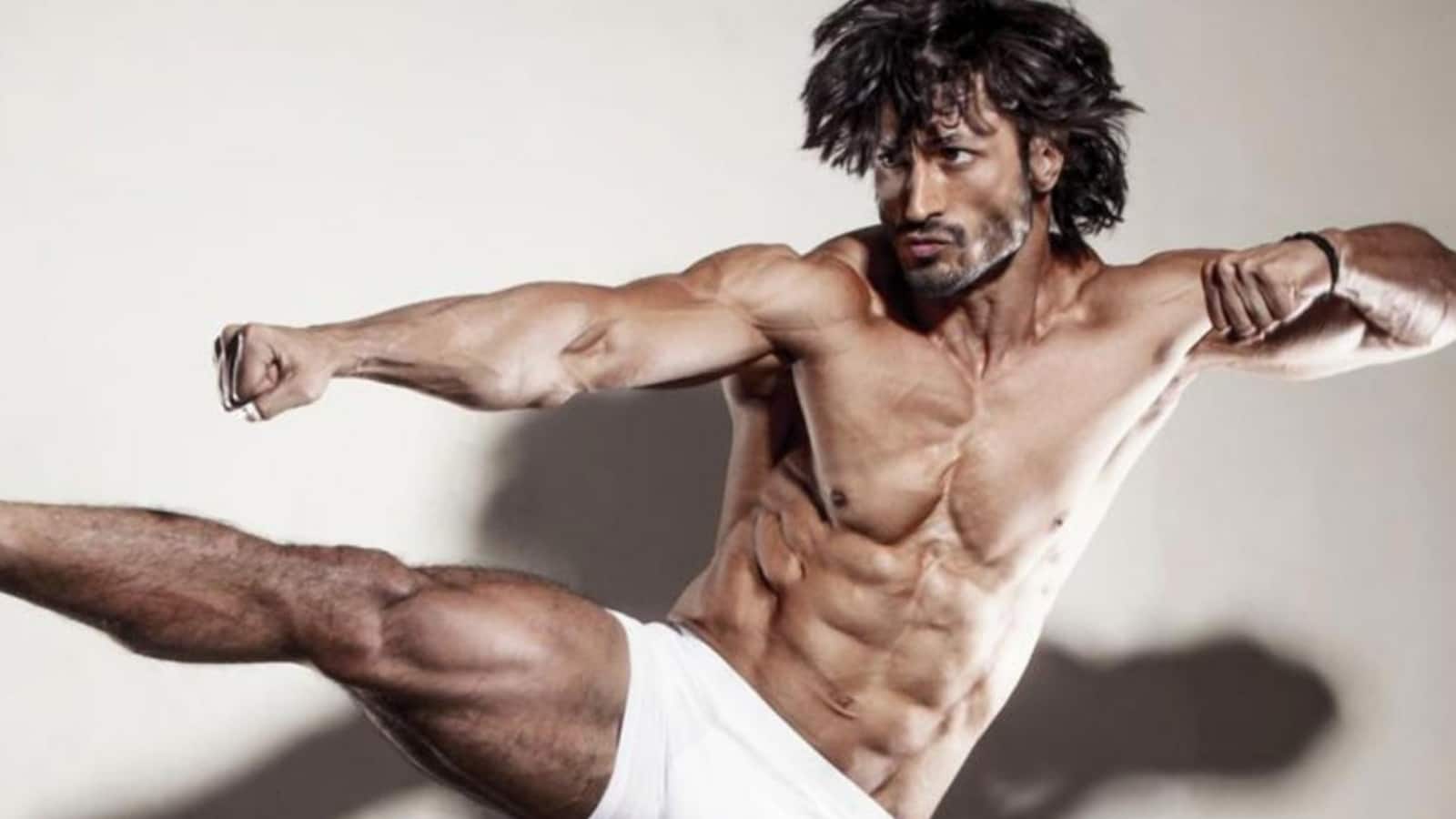 Vidyut Jammwal: पूरी तरह से न्यूड पेड पर चढ़ते हुए विद्युत जामवाल का वीडियो हुआ वायरल, एक्टर को ऐसे देख फैंस को लगा झटका