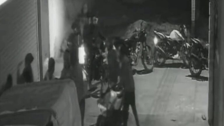 युवती संग छेड़छाड़ का विरोध करना युवक को पड़ा भारी, चाकू से गोदकर बेरहमी से हत्या, वारदात CCTV में कैद