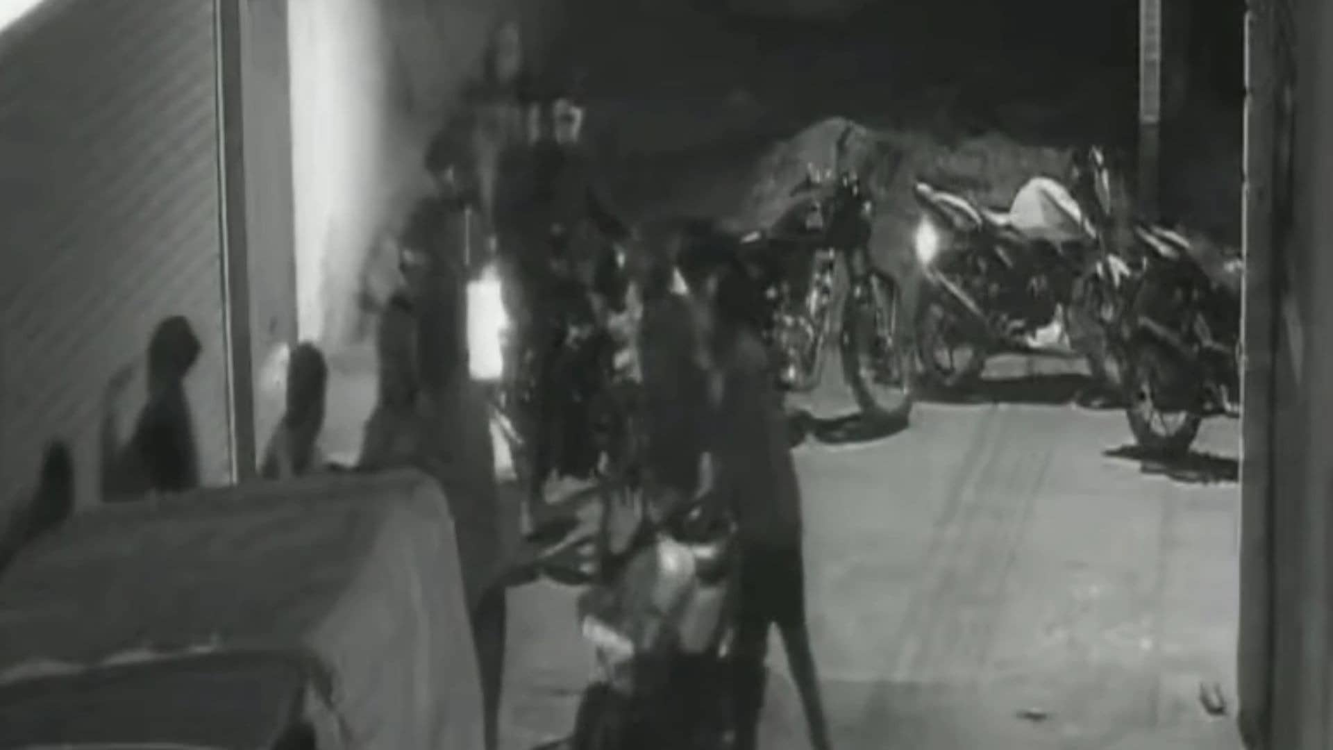 युवती संग छेड़छाड़ का विरोध करना युवक को पड़ा भारी, चाकू से गोदकर बेरहमी से हत्या, वारदात CCTV में कैद