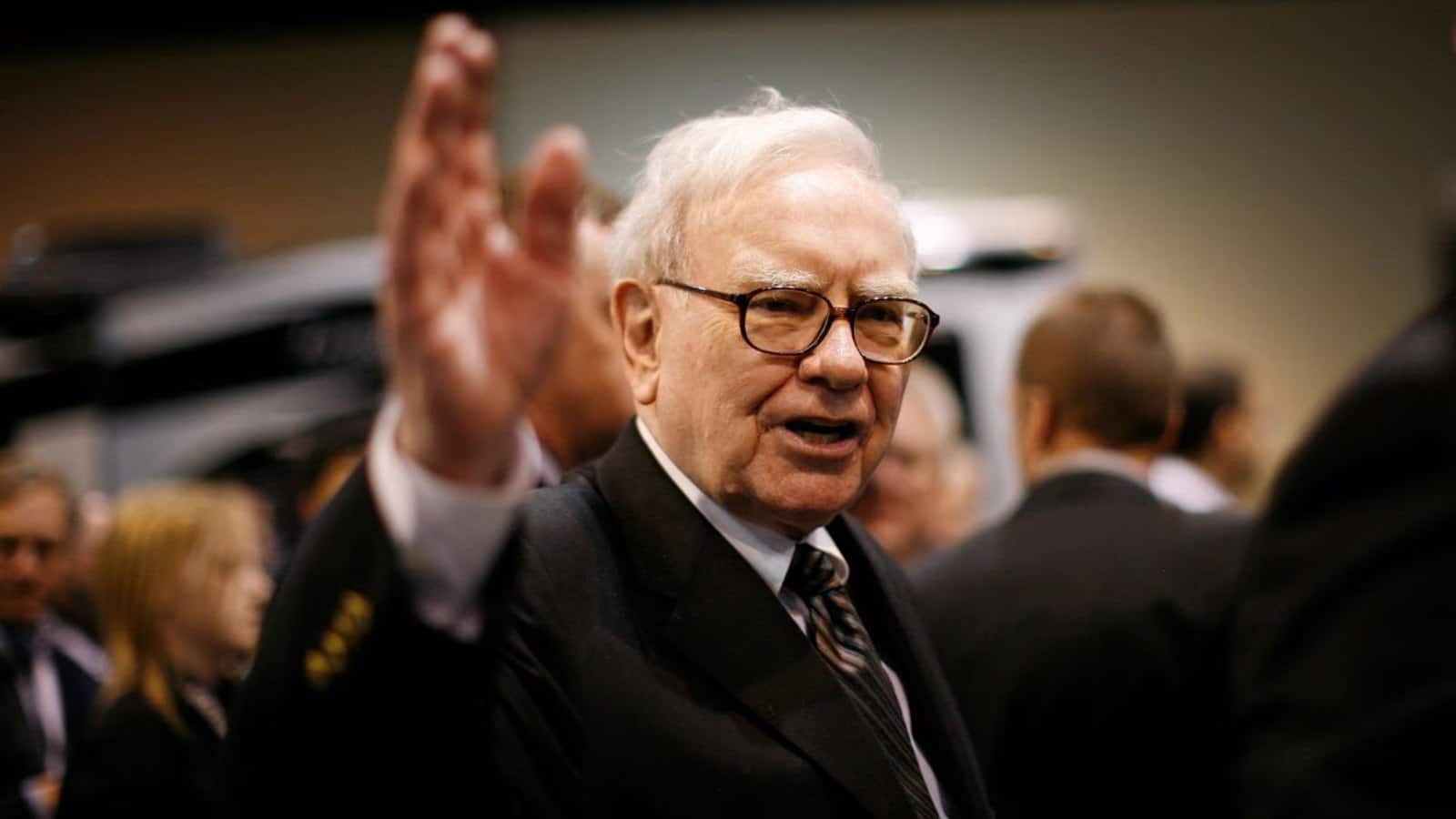 वॉरेन बफे की Berkshire Hathaway से विदाई, शेयर लाल निशान में बंद; 60 साल में दिया 6100000% रिटर्न