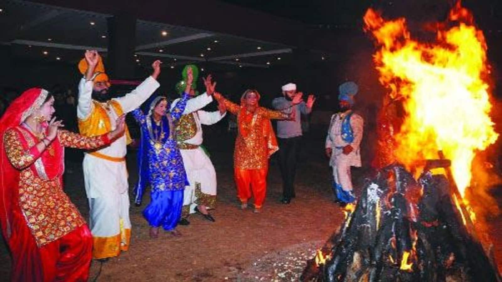 Lohri 2026: लोहड़ी की अग्नि में क्यों डाला जाता है मक्का, मूंगफली और रेवड़ियां? जानें महत्व और कारण
