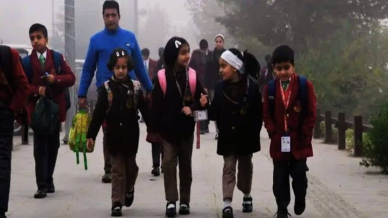 School Closed: ठिठुरन और कोहरे के कारण फिर बढ़ीं छुट्टियां... यूपी के इस जिले में 8वीं तक के स्कूल बंद; जानें कब खुलेंगे