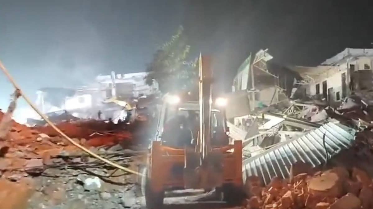 दिल्ली: फैज-ए-इलाही मस्जिद के पास आधी रात चला MCD का बुलडोजर, भारी पुलिस बल तैनात होने के बाद भी पथराव