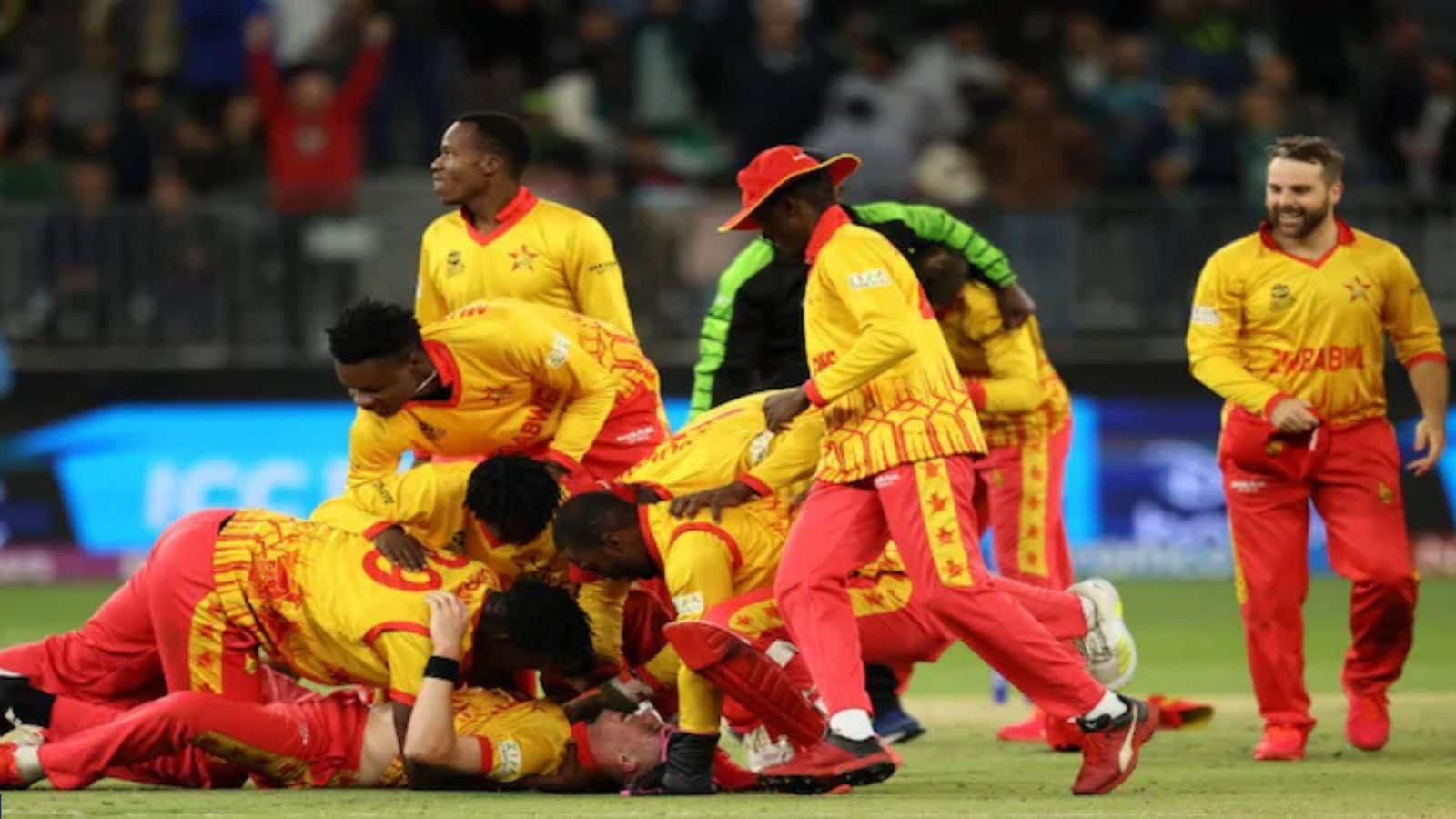 AUS vs ZIM: वर्ल्ड कप में जिम्बाव्बे ने किया बड़ा उलटफेर.... ऑस्ट्रेलिया को दी 23 रनों से मात, रोमांचक हुआ सुपर-8 का सफर