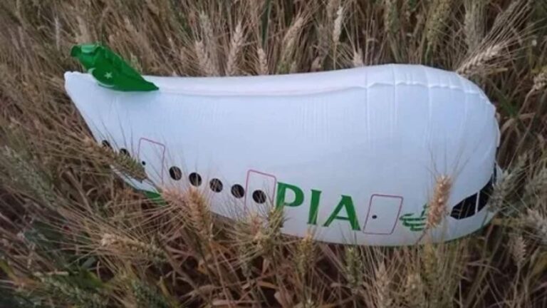 आगरा एयरफोर्स स्टेशन में मिला 'पाकिस्तान इंटरनेशनल एयरलाइंस' लिखा गुब्बारा, सुरक्षा एजेंसियां जांच में जुटी