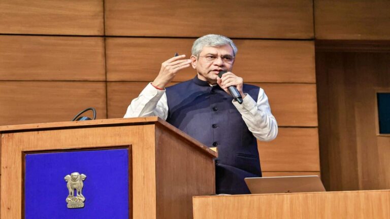 डिजिटल प्लैटफॉर्म रेवेन्यू शेयरिंग पर सरकार सख्त, अश्विनी वैष्णव ने डिजिटल प्लैटफॉर्म्स को दी ये नसीहत