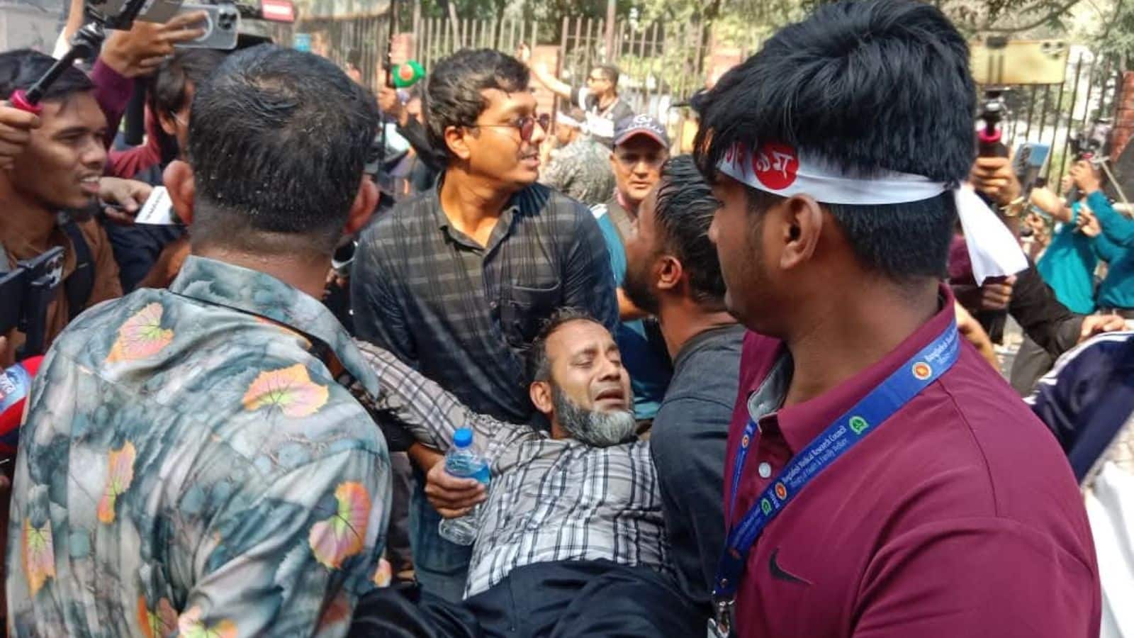 Bangladesh Crisis: अब सरकारी कर्मचारियों का हल्ला बोल, चुनाव से पहले मोहम्मद यूनुस के घर के बाहर भारी बवाल