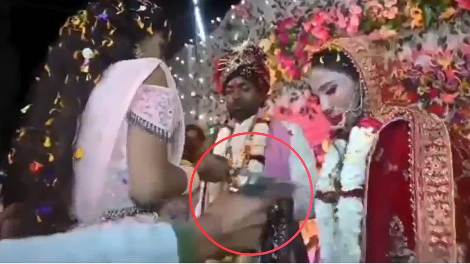 VIDEO: स्टेज पर थे दूल्हा दुल्हन, पड़ोसी 'आशिक' ने लड़की के पेट में मारी गोली, वारदात का वीडियो आया सामने!