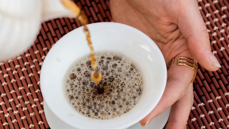 Bubbles on tea coffee: क्यों बनते हैं बुलबुले चाय और कॉफी में? जानिए रोचक वजह