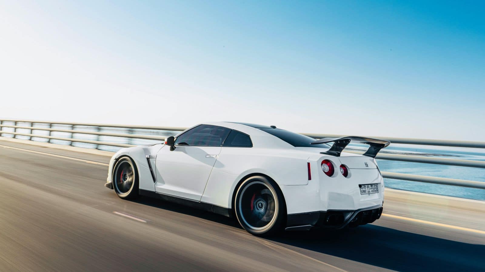 सफेद कार नहीं तो सड़क पर नो एंट्री, इस शहर का अजीब कानून!